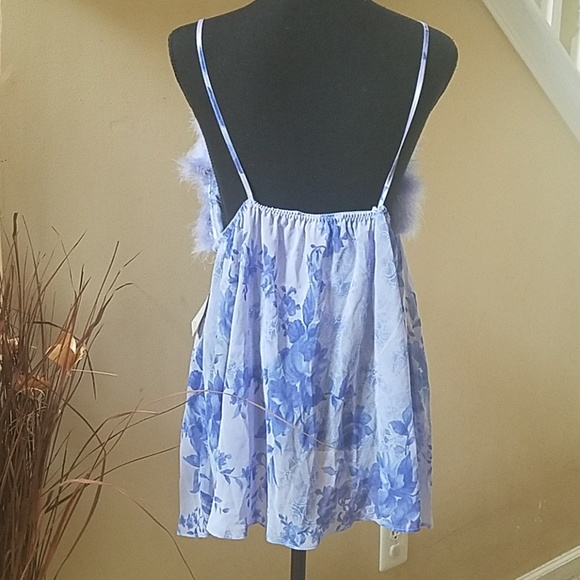 Violet Lingerie with fur trim - Picture 4 of 5